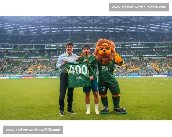 李磊 200 战获纪念球衣 与张稀哲 400 战传奇合影致敬队史